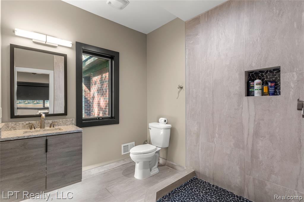 5029 Forest Valley Drive, Clarkston, MI 48348 — Photo 45