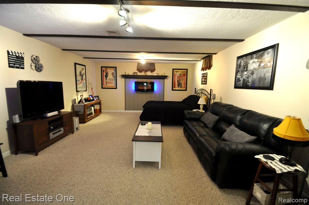 46654 SPRINGHILL Drive, Utica, MI 48317 — Photo 24