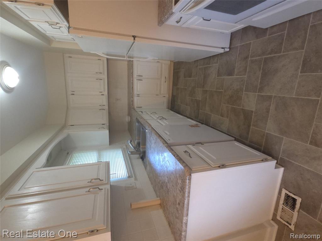23654 WHITLEY Drive, Clinton Twp, MI 48035 — Photo 12