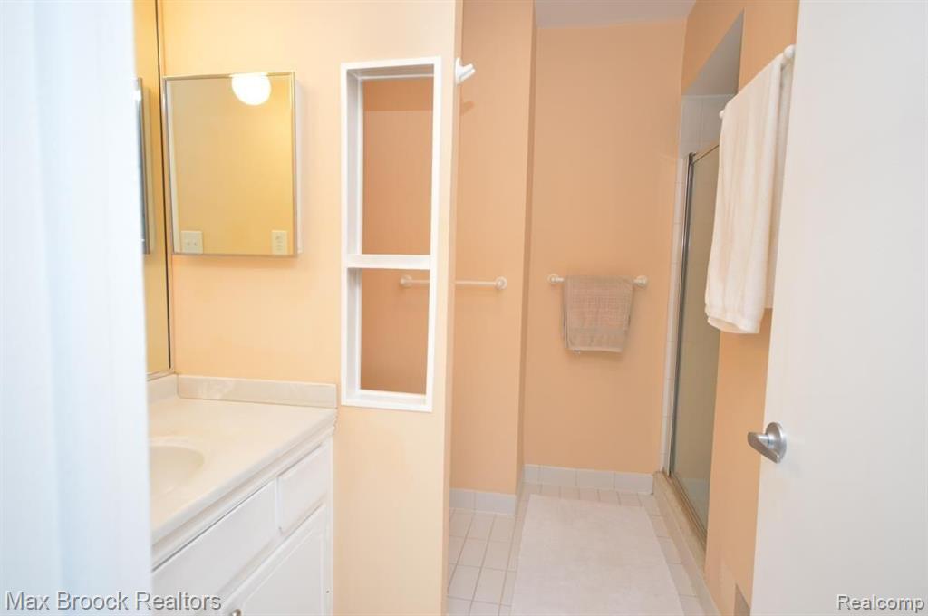 5305 FAIRWAY LN, West Bloomfield, MI 48323 — Photo 17