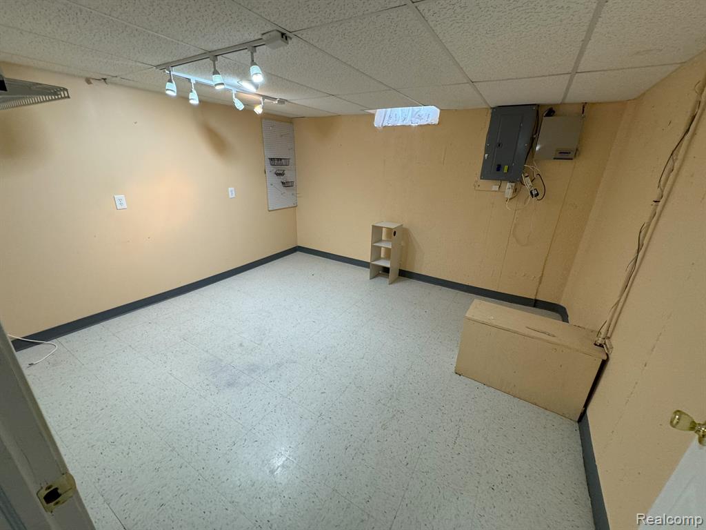 490 MOONLIGHT Drive, Pontiac, MI 48340 — Photo 26